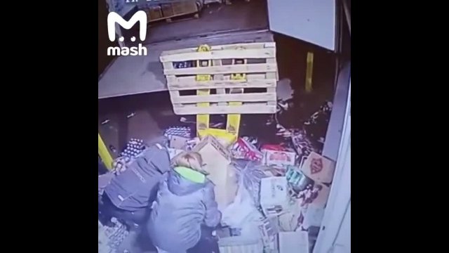The fall of a pallet with goods on an employee of a logistics company