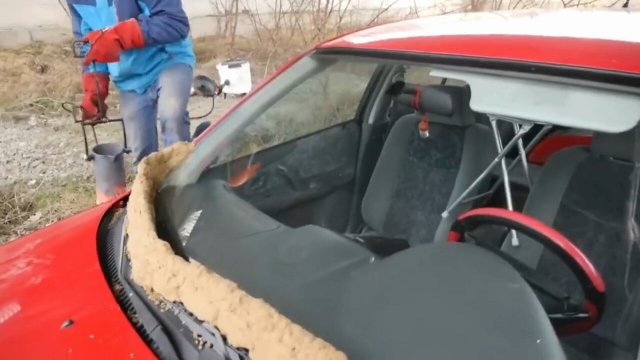 Car windscreen vs lava [VIDEO]