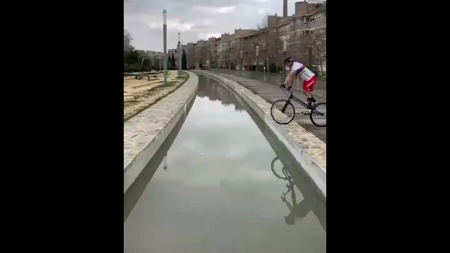A cyclist who understands physics well [VIDEO]