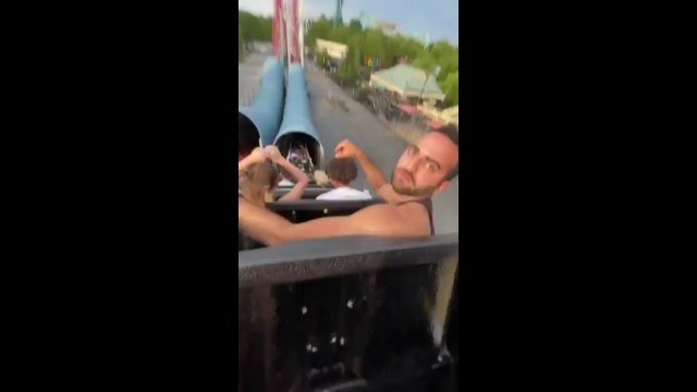 A fighter pilot came to an amusement park with his family [VIDEO]