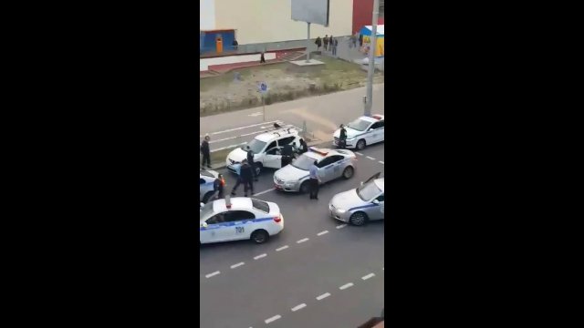Belarus: 6 police cars pacify the car