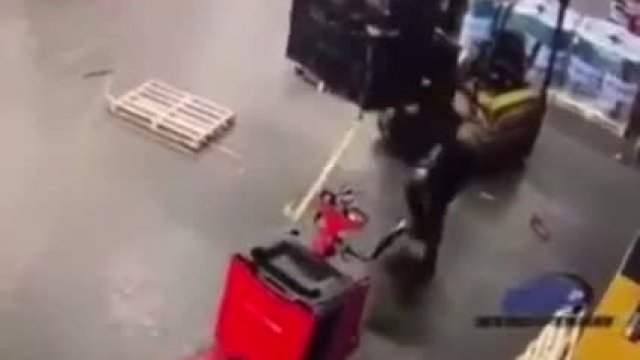 Warehouse worker vs damaged pallet