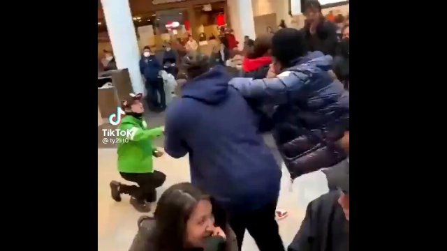Dude's marriage proposal denied in shopping mall [VIDEO]