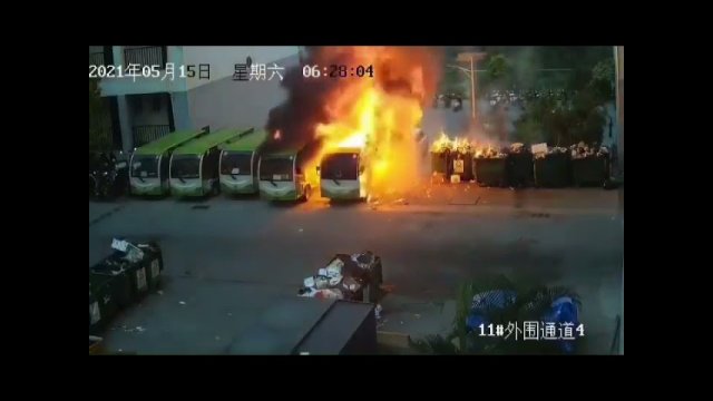 In Baise, Guangxi, an electric shuttle bus smokes and deflagrates instantly