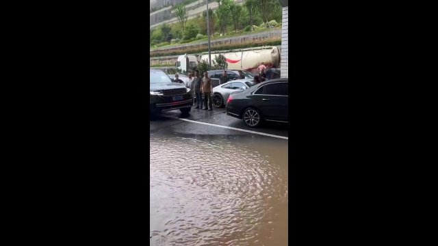 When you think your superior car can handle driving across a flooded tunnel [VIDEO]