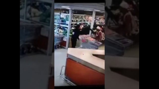 Thief caught stealing is knocked out by coke bottle thrown by worker [VIDEO]