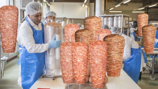 Inside The Factory Of Doner Kebab [VIDEO]