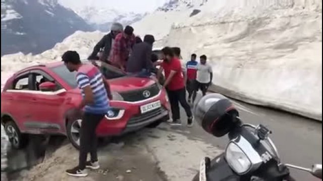 Strangers Join Hands to Save Car from Falling into Deep Crevasse [VIDEO]