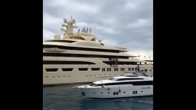 Millionaire meets billionaire [VIDEO]