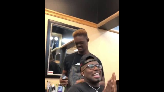 Amazing hairdresser's reaction to a joke