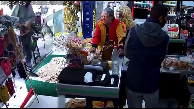 Robber learns that pointing a gun at people can have consequences [VIDEO]