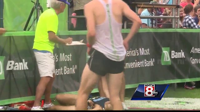 Incredible moment: Mainer helps Mainer win at Beach to Beacon 10K [VIDEO]