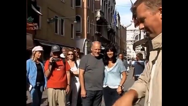 David Gilmour of Pink Floyd picks up street musician [VIDEO]