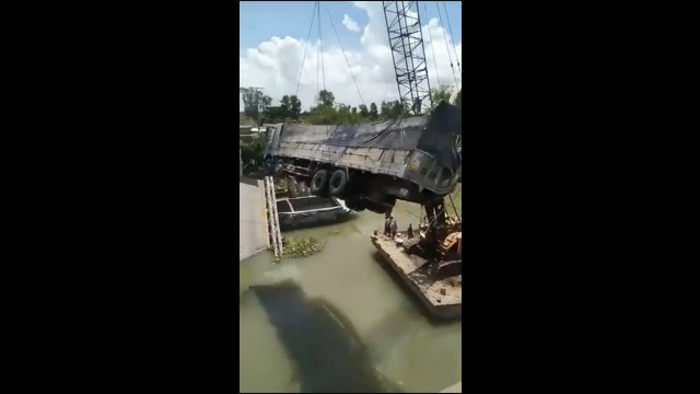 Double disaster! The crane with the truck fell into the water