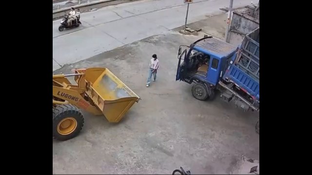 Woman jumps onto a moving truck to pull the handbrake.. [VIDEO]