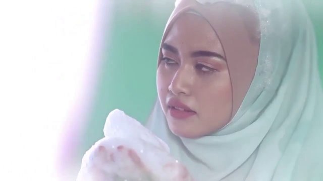 Malaysia shampoo advert - with hijab on [VIDEO]
