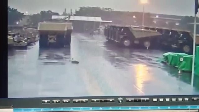 CCTV camera filmed the direct strike of lightning against the umbrella carried by the employee