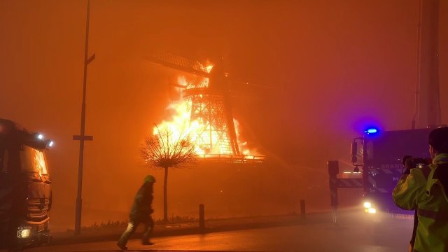 A functioning Dutch windmill from 1848 burned down [VIDEO]