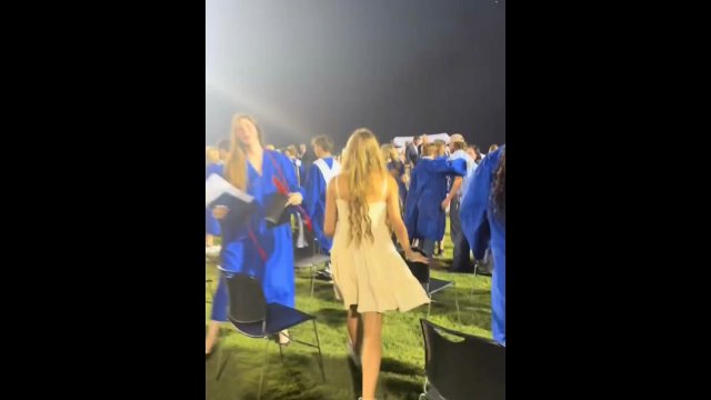 She surprised her best friend by coming to her graduation [VIDEO]