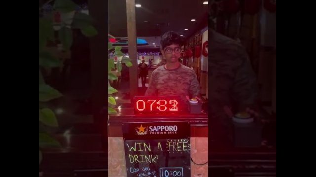 Guy wins a free beer by stopping the clock at exactly 10:00 seconds [VIDEO]