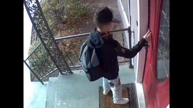 Big brother tried to lock his little bro outside [VIDEO]