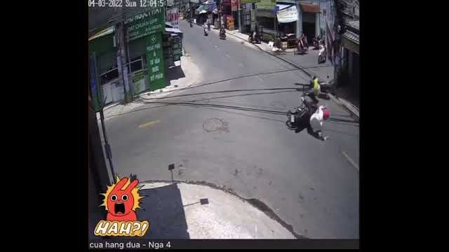 Most Dangerous crossroad in Vietnam [VIDEO]