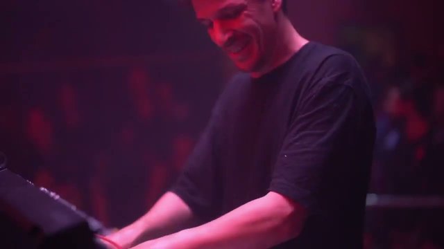 Techno artist fixes malfunctioning gear without stopping the show [VIDEO]