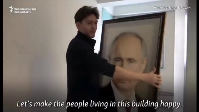 Russian prankster hangs a picture of Putin in the elevator and films the reactions of the residents