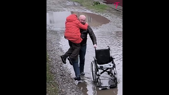 A kind giant helped a senior lady in a wheelchair [VIDEO]