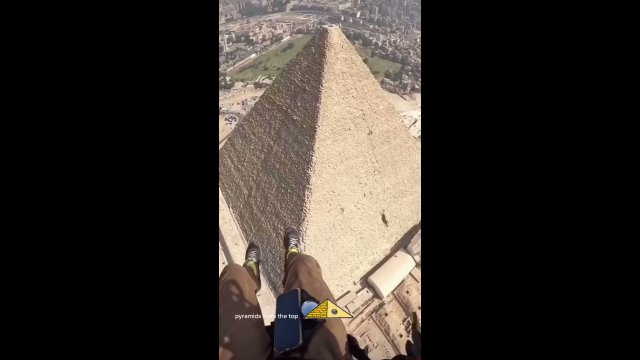 Man takes huge risk by parachuting over the pyramids [VIDEO]