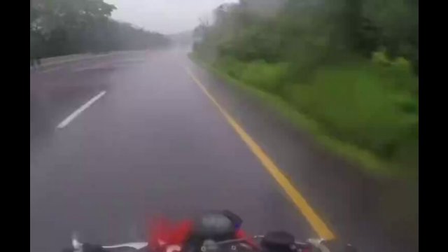 A biker saved his girlfriend during an accident [VIDEO]