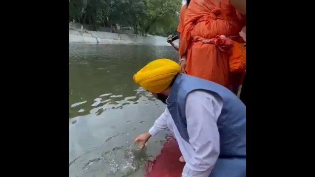 Punjab Chief Minister drinks water straight from polluted river [VIDEO]