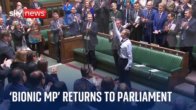 Standing ovation for 'bionic MP' Craig Mackinlay as he returns to Parliament [VIDEO]