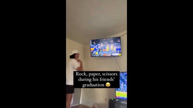 Rock, paper, scissors during his friends' graduation [VIDEO]