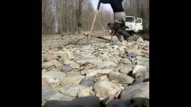 Using leverage from a simple flip-flop winch to move a heavy truck [VIDEO]