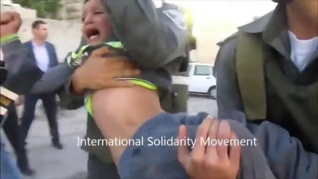 Israeli soldier arrests Palestinian children