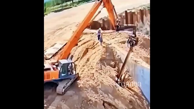 Skilled excavator operator [VIDEO]