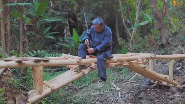 Construction of a handmade wooden bridge [VIDEO]