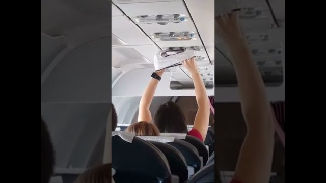 Trashy passenger dries her undies using plane's air vents