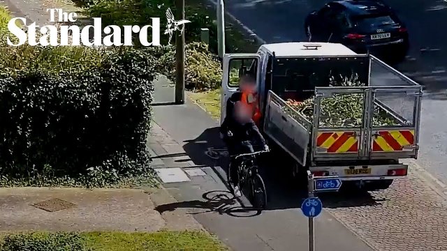 Police officer borrows bike to chase down drug dealer [VIDEO]