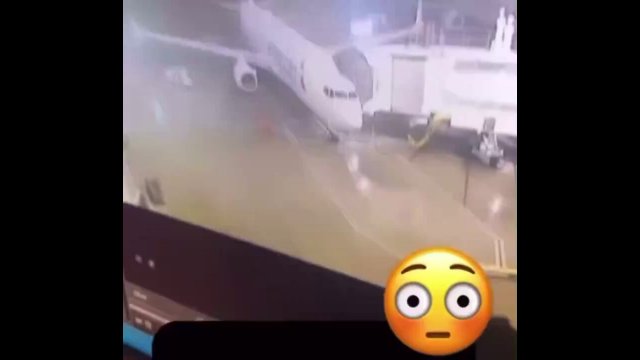 American Airlines B737 blown by strong winds at DFW [VIDEO]