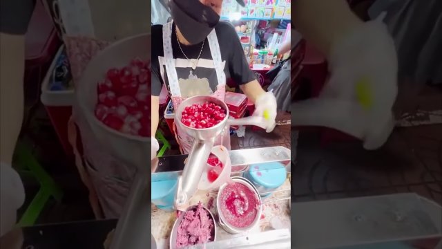 Thai vendor makes refreshing pomegranate juice [VIDEO]