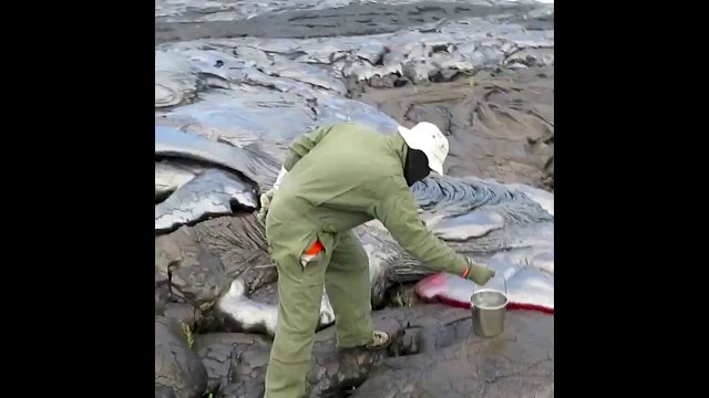 This is how geologists collect lava samples from an active volcano [VIDEO]