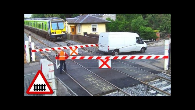 Old Manual Railway Crossing [VIDEO]