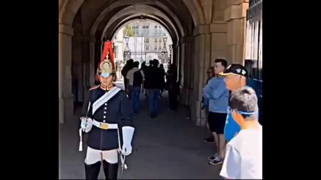 This father acts so that his autistic son does not get too close to the royal guard, and then ...