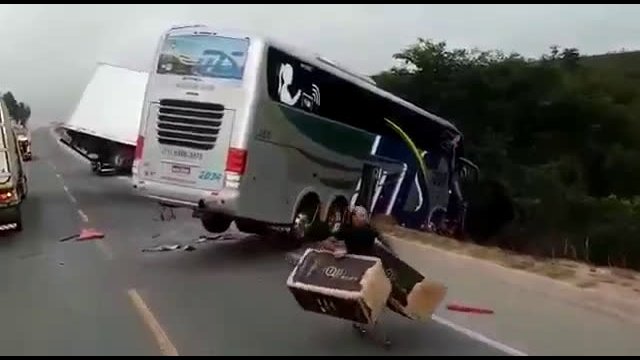 Accident in Brazil. They robbed victims instead of helping