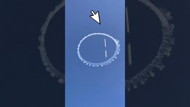 Aircraft pilot creates a smiley face in the sky [VIDEO]