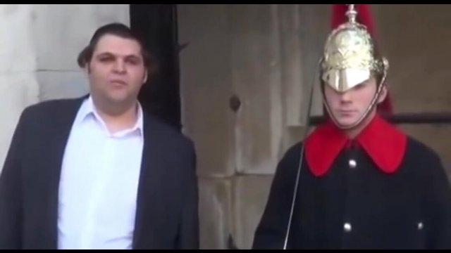 Funny guy makes Royal Guard laugh at Buckingham Palace [VIDEO]