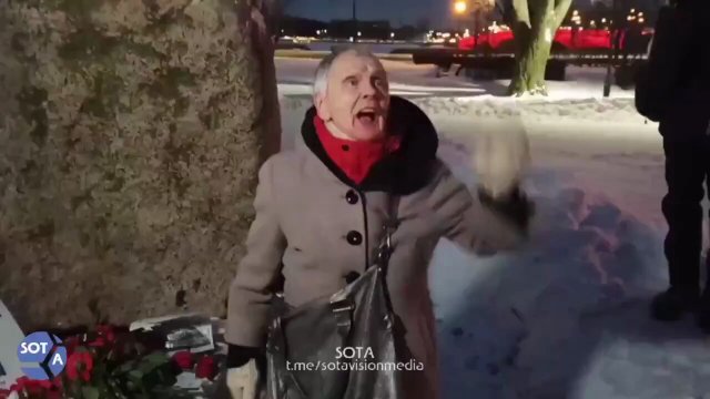 Moscow. An elderly Russian woman lays flowers in memory of Alexei Navalny [VIDEO]