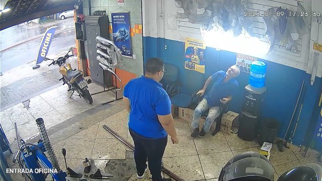 Heavy bar falls on man twice [VIDEO]